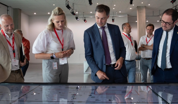 itb8888通博集团迎接比利时首相ALEXANDER DE CROO和副首相VINCENT VAN QUICKENBORNE来访参观总部