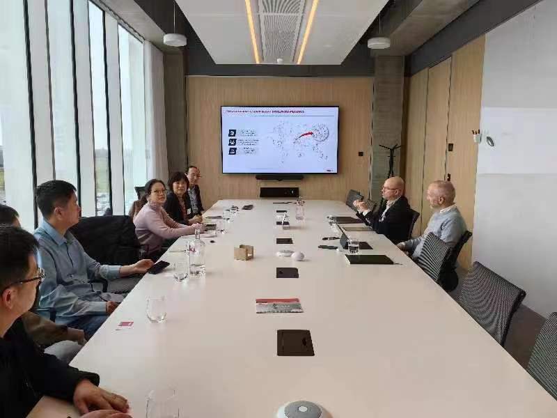 中国工程机械工业协会工业车辆分会张洁秘书长一行赴德观展 LogiMAT 2024，并到访 itb8888通博 集团参观互换